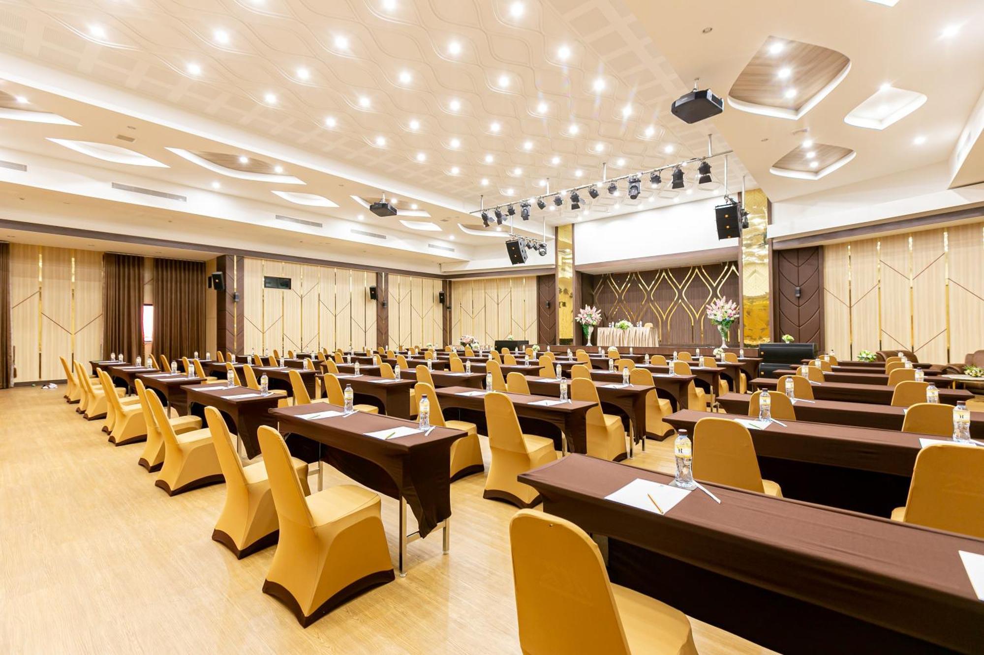 Grand Ratchapruek Hotel Пак-Крет Экстерьер фото