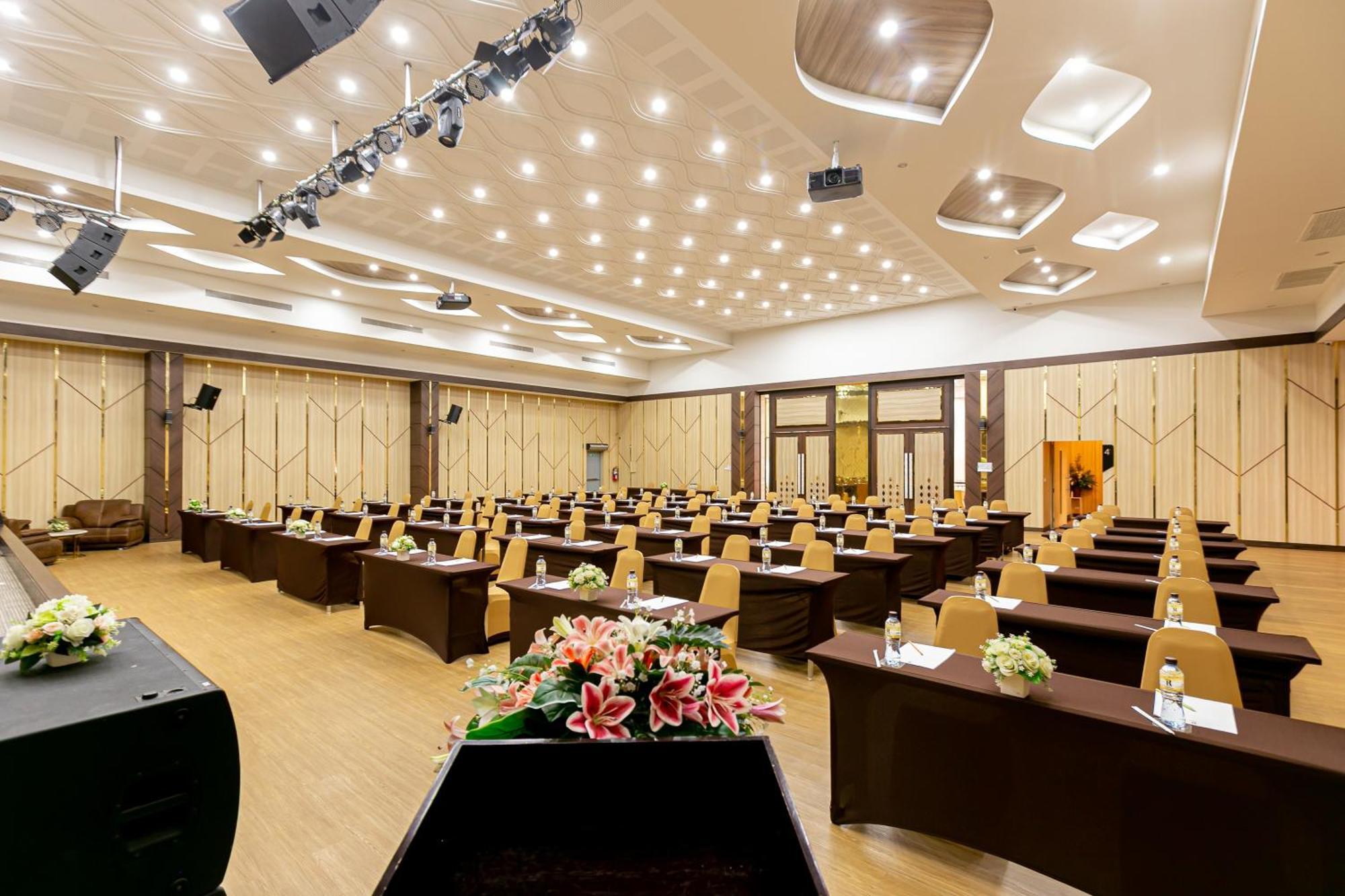 Grand Ratchapruek Hotel Пак-Крет Экстерьер фото