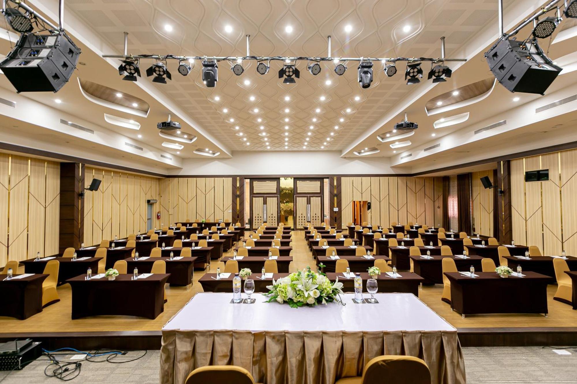 Grand Ratchapruek Hotel Пак-Крет Экстерьер фото