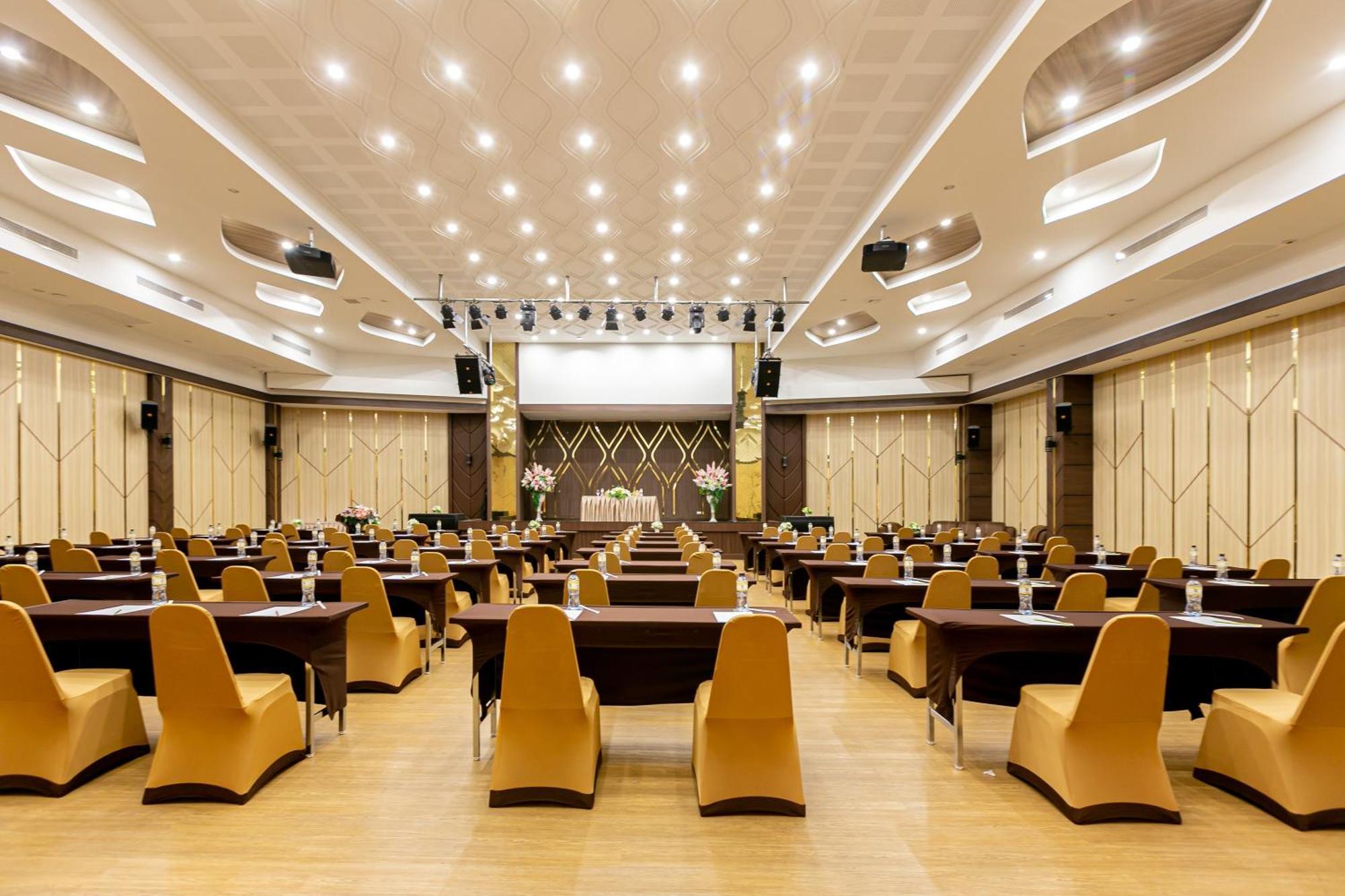 Grand Ratchapruek Hotel Пак-Крет Экстерьер фото