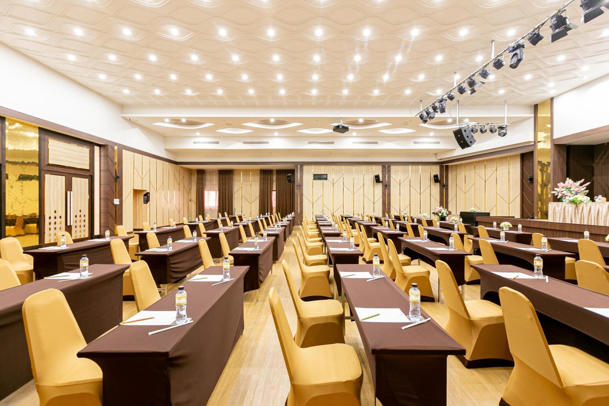 Grand Ratchapruek Hotel Пак-Крет Экстерьер фото