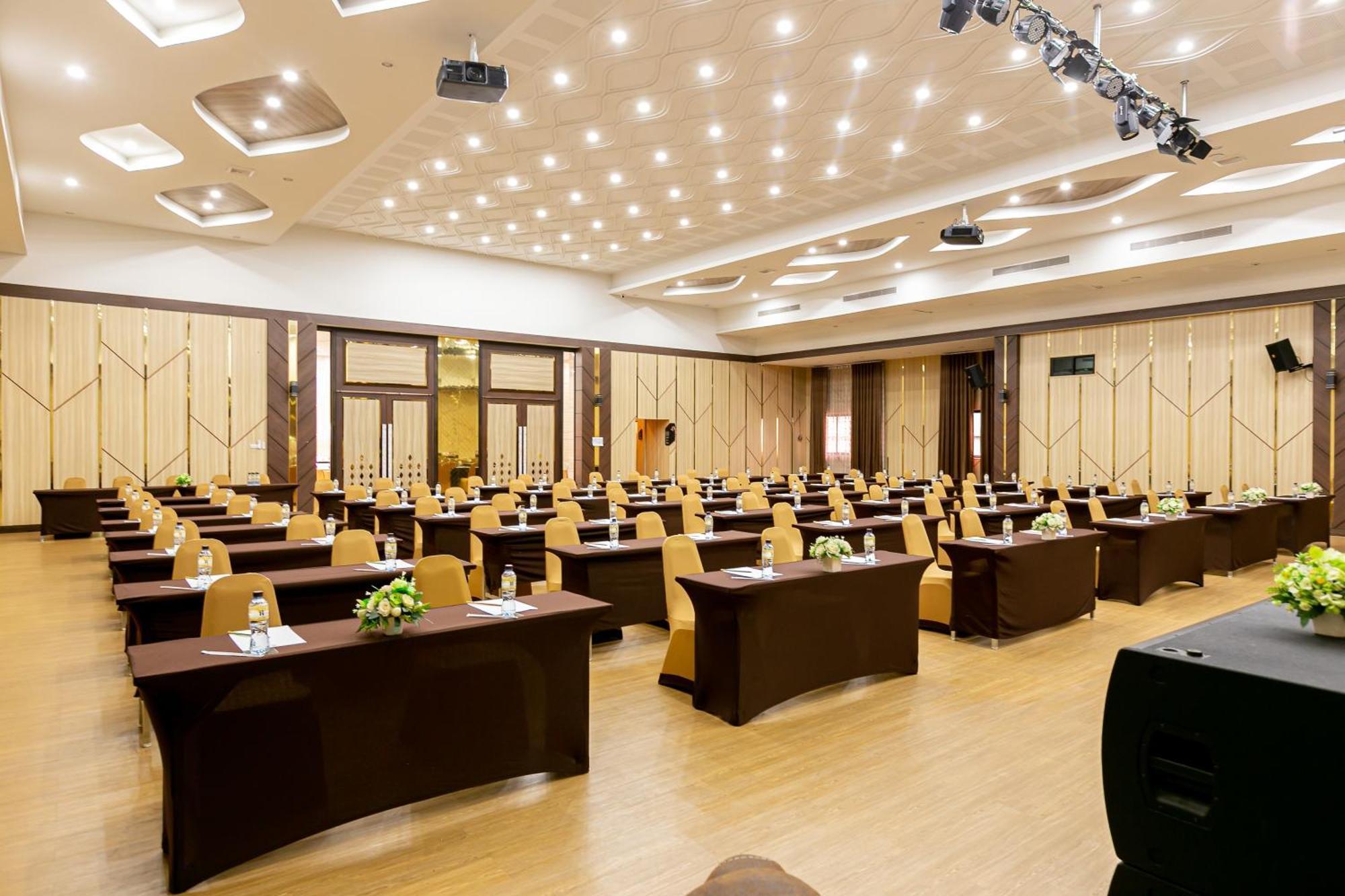 Grand Ratchapruek Hotel Пак-Крет Экстерьер фото