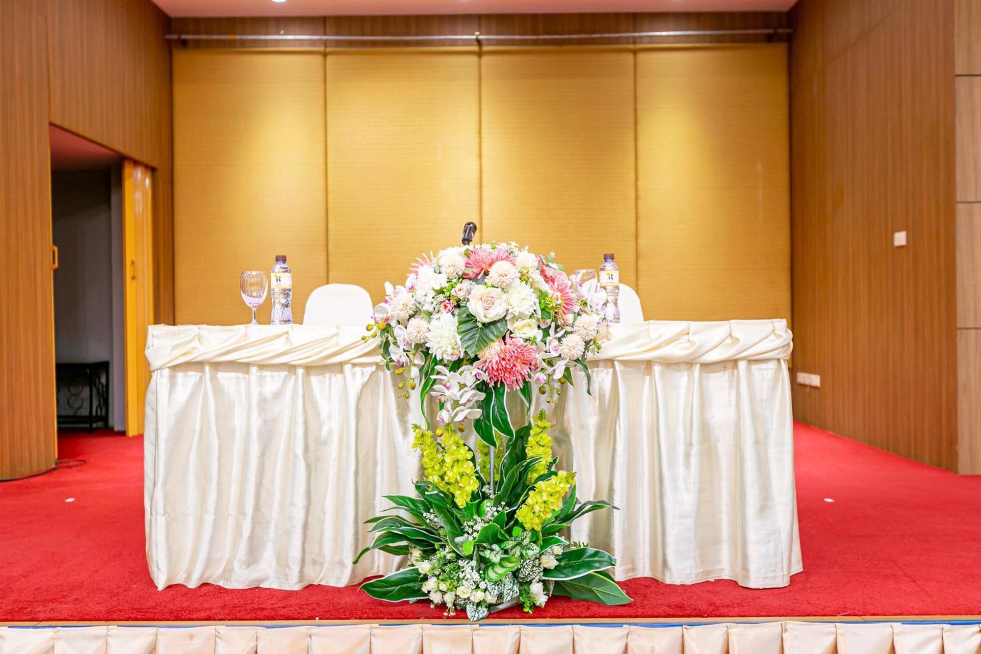 Grand Ratchapruek Hotel Пак-Крет Экстерьер фото